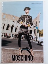 Scarpe a mano donna moda tacco alto gambe lunghe stampa pubblicità MOSCHINO.