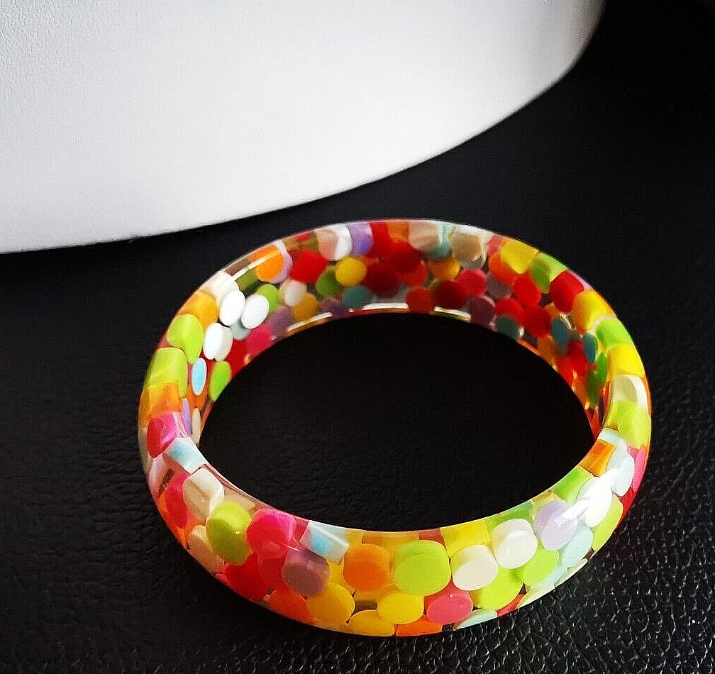 VINTAGE GORGEOUS RARE MULTICOLOR ASPIRIN POLKA DOT LUCITE BANGLE