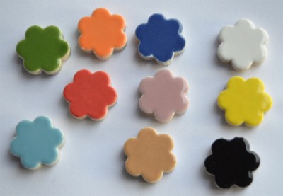  10 Stück Keramik Mosaiksteine Blüten ca. 22-23 mm bunt 10 Farben Blumen ca. 22g