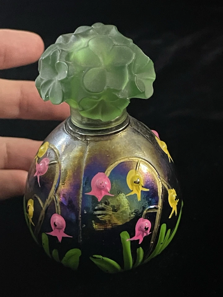 Botella de perfume iridiscente vintage con tapón esmerilado verde flores pintadas Italia Foto 4 de 4