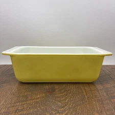 Vintage Pyrex Yellow Milk Glass Loaf Pan 8.5” x 4.5” x 2.5” Ovenware #913 USA