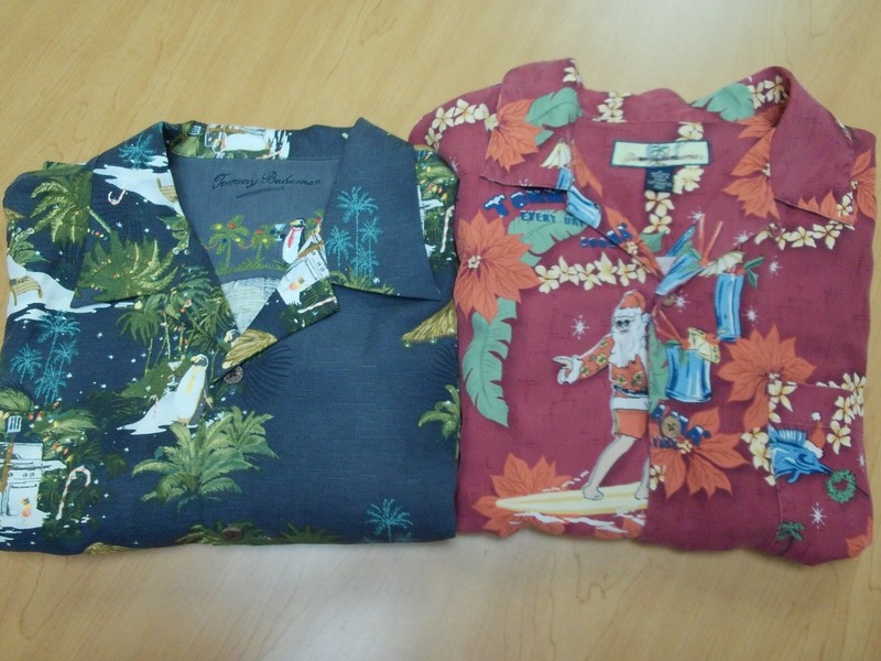 LOT 2-TOMMY BAHAMA 100% SILK CHRISTMAS IN JULY 2002 SANTA CASINO MENS SHIRTS M