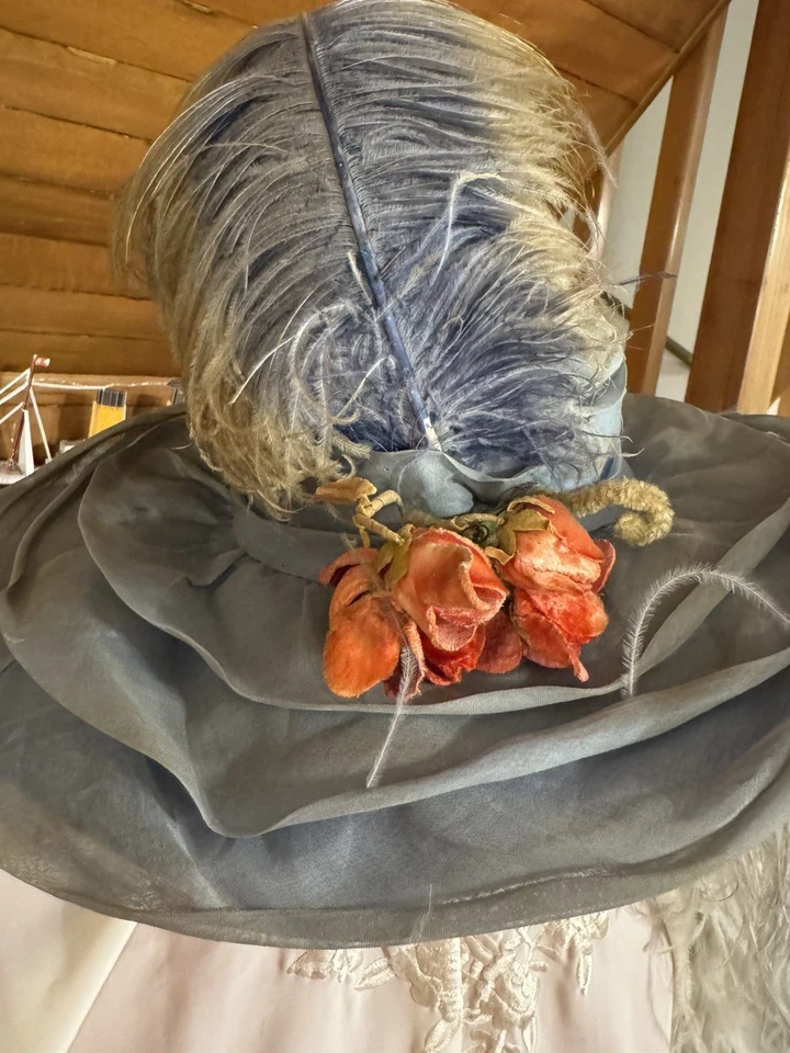 Antiguo sombrero de ala ancha de la era Titanic azul flores de seda con tren maribú de plumas Foto 2 de 4