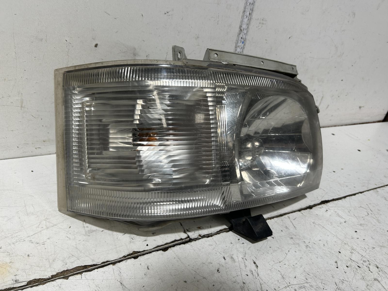 Toyota Hiace Right Head Light TRH201 03/2005-08/2010 - thumbnail 2