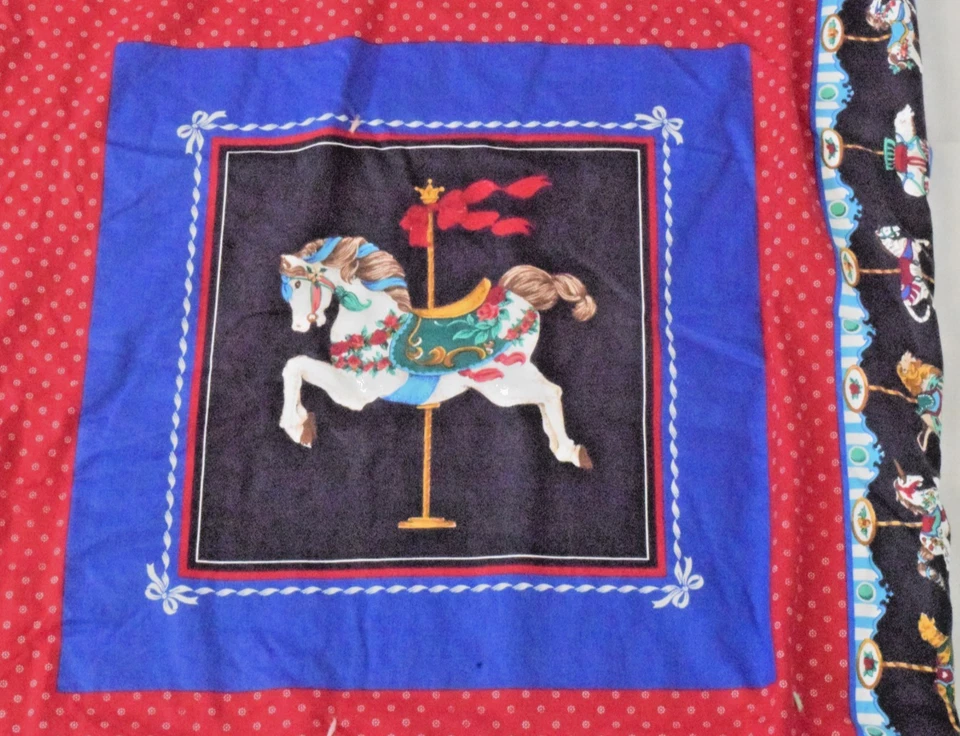 Manta Cuna Vintage Años 80 Rojo Azul Elegante Carrusel Caballo Edredón 48 X 38 Pulgadas ÚNICA EN SU CLASE Foto 2 de 4