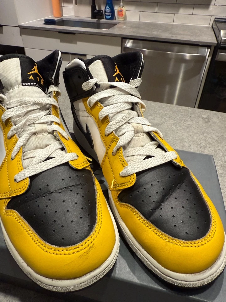 Nike Air Jordan 1 Mid GS Niños Talla 7 Y Zapato Amarillo Ocre-Negro-Blanco DQ8423-701 Foto 2 de 4