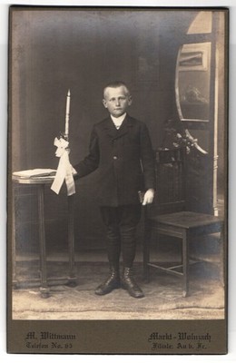 Fotografie M. Wittmann, Markt Wolnzack, Butzerstrasse 200, Portrait Knabe im An 