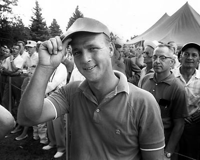 ARNOLD PALMER GOLFING GREAT TIPS HIS CAP TO THE CROWD 8X10 PHOTO CLASSIC 