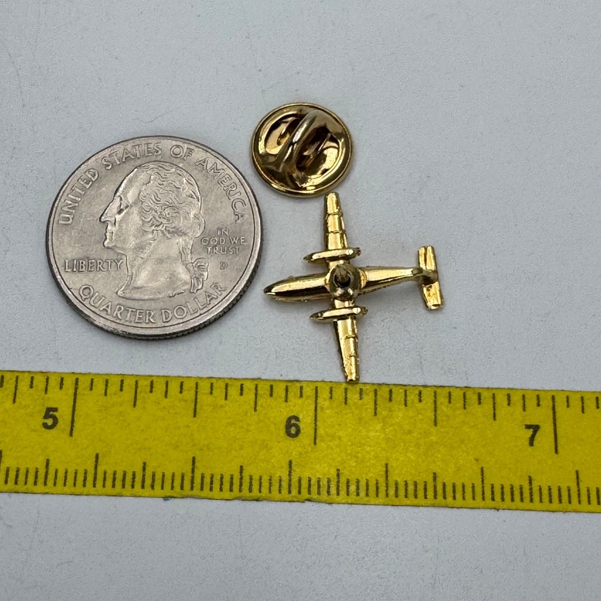 Dash 8 De Havilland Canada DHC-8 Aircraft Airplane Lapel Pin