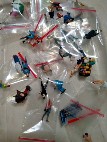 RANDOM READY STOCK HO 1:87 miniature figure not preiser - Picture 3 of 3