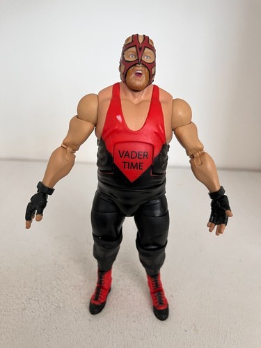 Mattel WWE - Damian Priest Royal Rumble Elite Collection Action Figure, con accessori iconici e un pezzo per costruire Dok Hendrix, per gioco o collezione, giocattolo per bambini 8+ anni, HKP17