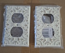 Due piastre per prese elettriche decorative