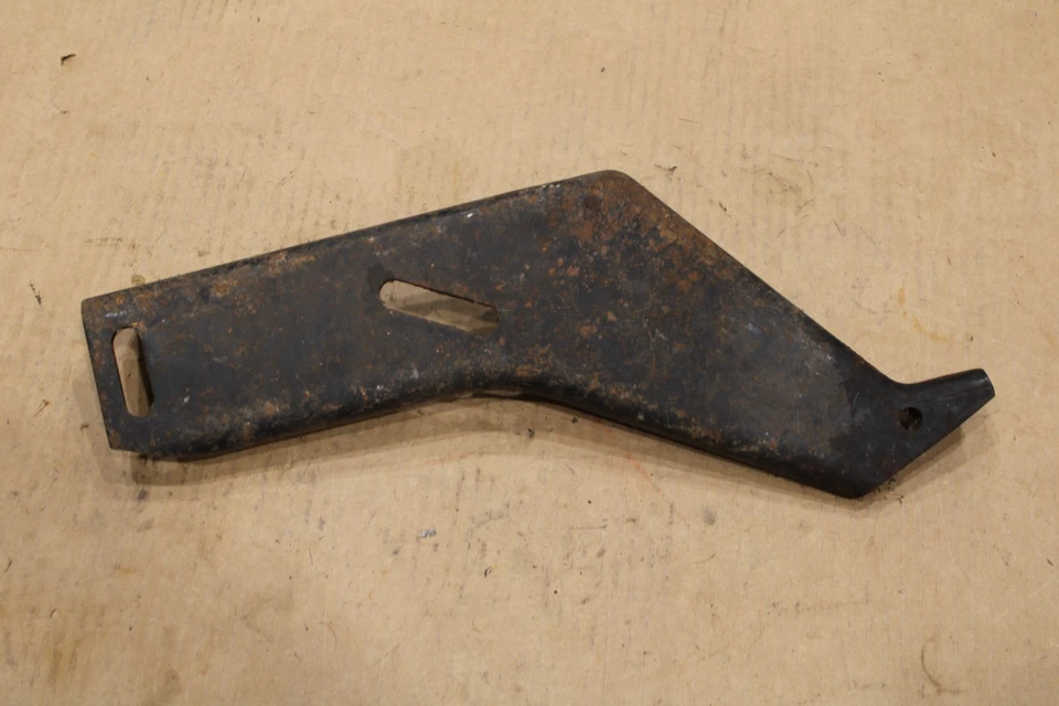 Buick Lesabre/Wildcat/Electra 1969 parachoques delantero derecho soporte GM # 1386432 Foto 3 de 4