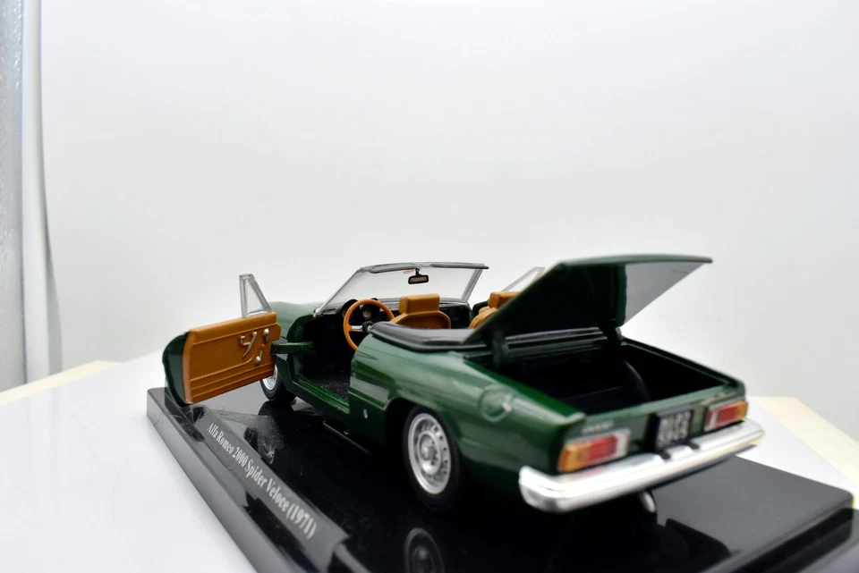 Modellino auto Alfa Romeo 2000 Spider scala 1:24 diecast modellismo statico asta - Immagine 3 di 3