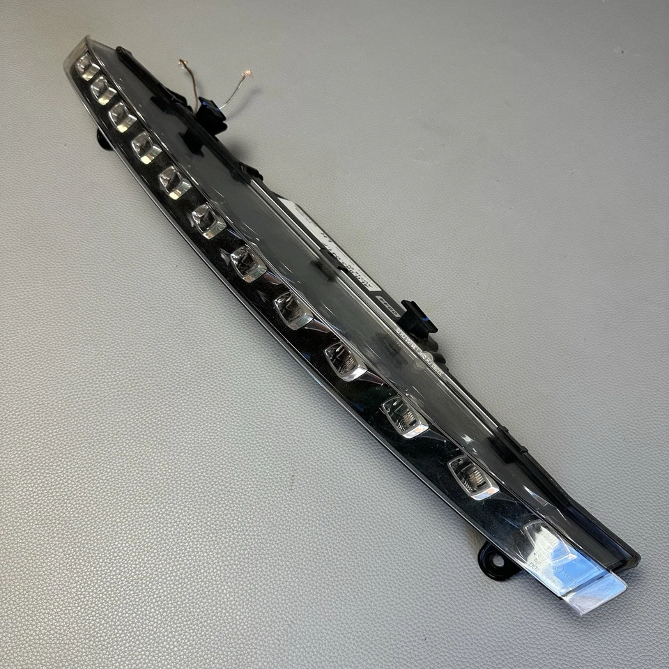 2010-2015 AUDI Q7 - Front Right Bumper LED TURN Signal / Light 4L0953042D - Image 4 of 4