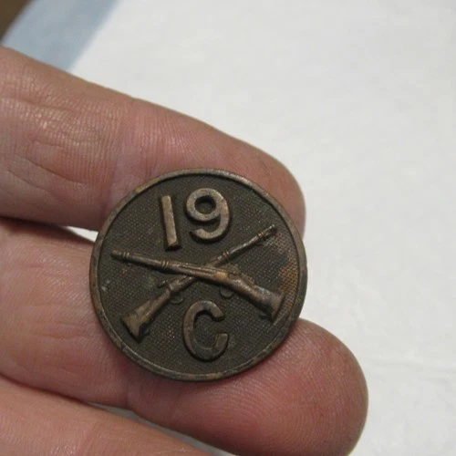 VINTAGE WW1 ERA US MILITARY TUNIC COLLAR PIN 19TH REGIMENT COMPANY C