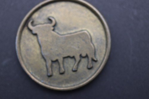 Spainish Lawn Bowling International Federation bull coin medal souvenir