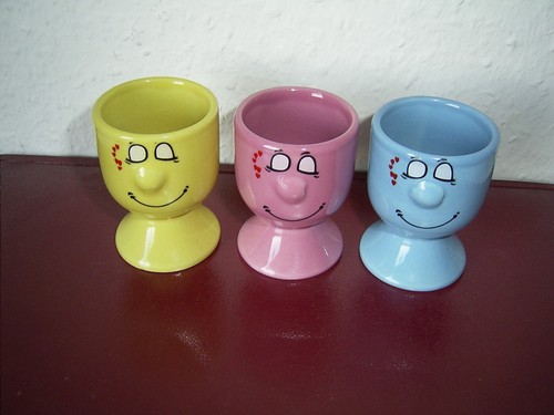 3x Eierbecher mit Fuß und lustigen Gesichter-gelb/blau/bordeaux?-absolut top