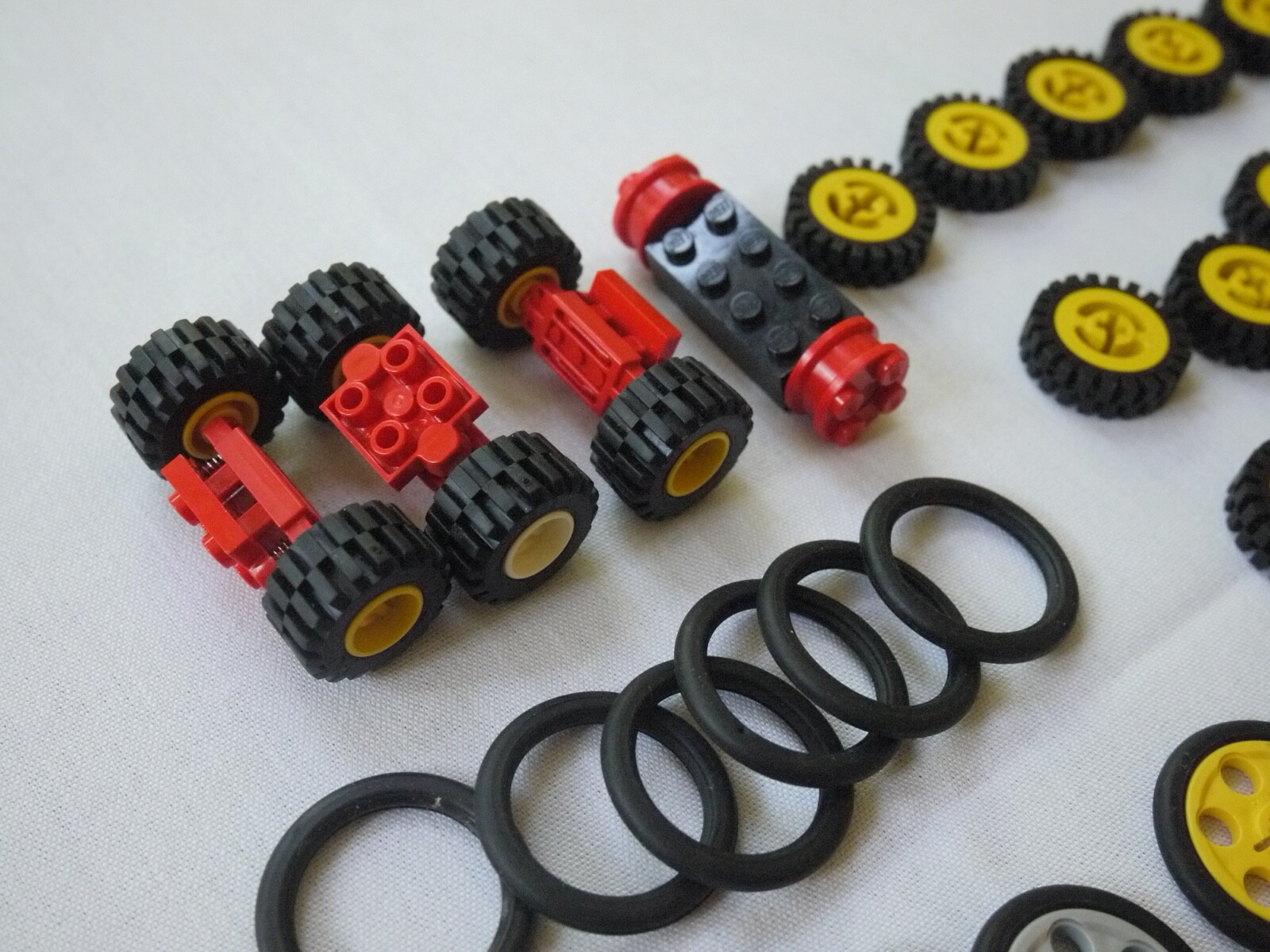 8 LEGO Wheel Split Rim 3482 White Yellow Black - Tire 3634 with Offset ...