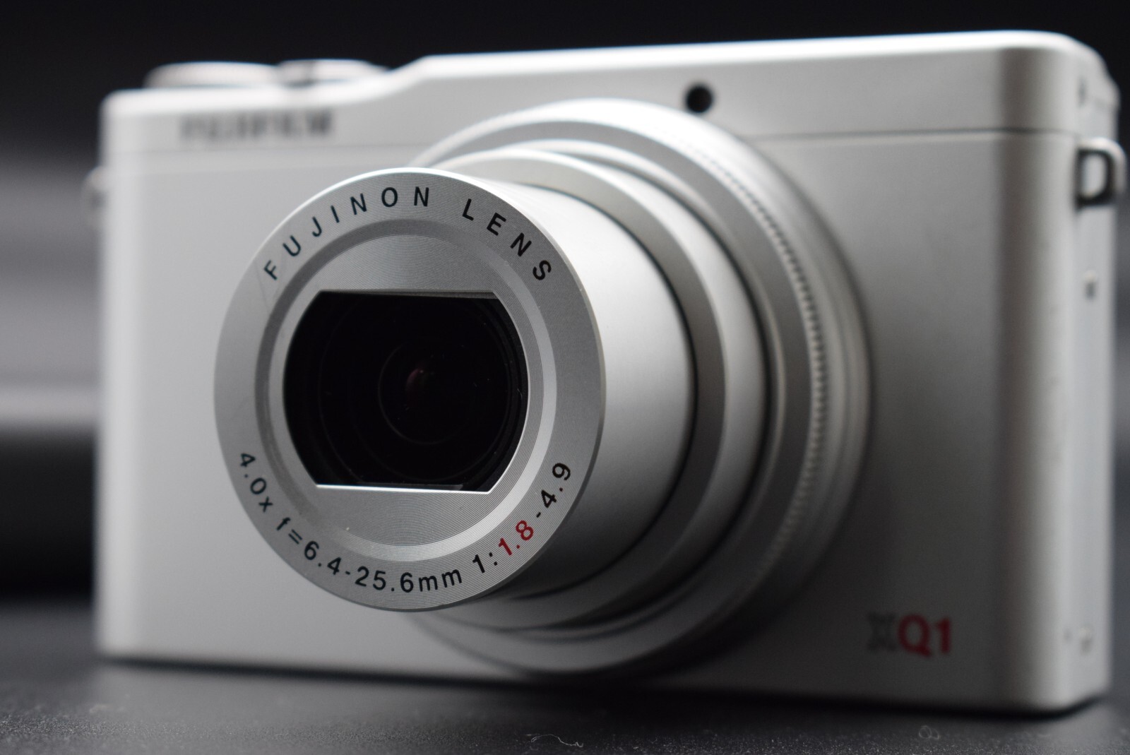 Fujifilm XQ1 Compact Digital Camera Silver Mint Condition Japan Model