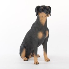 Estatuilla Doberman Pinscher pintada a mano negra sin recortar