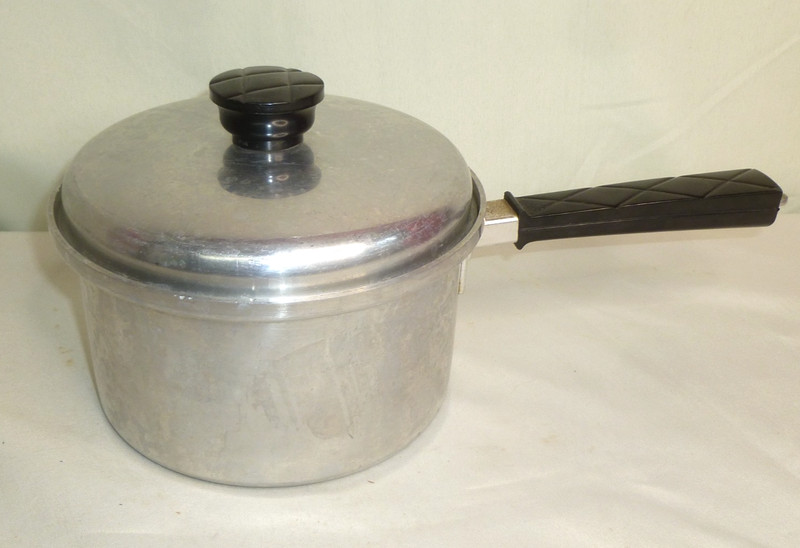 Vtg Maid Of Honor Chef Quality Aluminum Sauce Pan 6" & lid Bakelite Diamond Blac