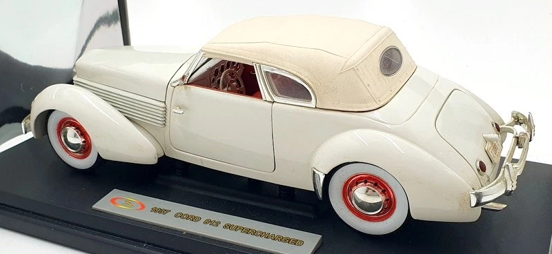 Signature 1/18 Scale Diecast 18112 - 1937 Cord 812 Supercharged - White - Image 2 of 4