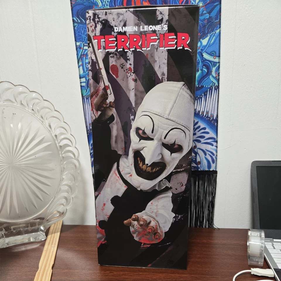 Mega muñeca Terrifier Mezco Designer Series Art the Clown MDS con sonido EN STOCK  Foto 4 de 4