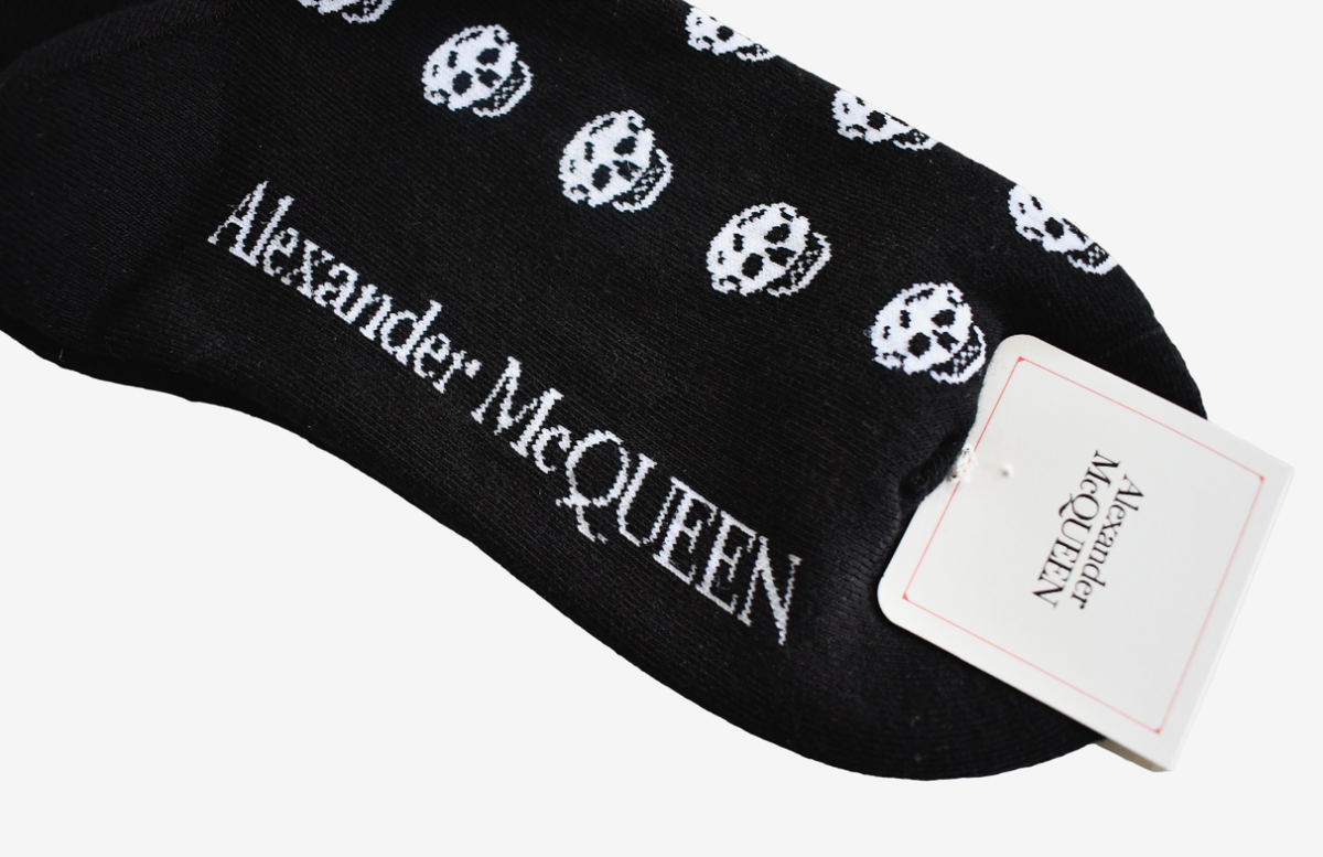タイツ・ソックス ALEXANDER MCQUEEN Woman Socks White 7793653D17Q 9060 🆕️ALEXANDER MCQUEEN Black/White SKULL Logo COTTON Blend