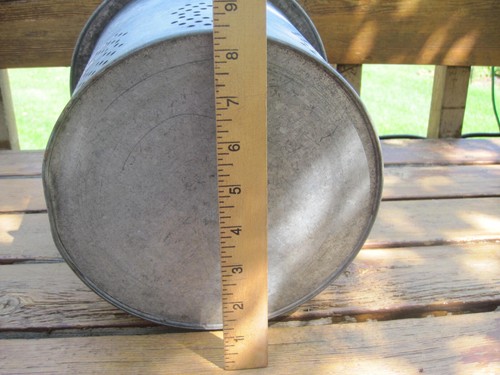 Vintage Galvanized Metal Floating Minnow Fishing Bucket, Star Lid - Picture 7 of 8