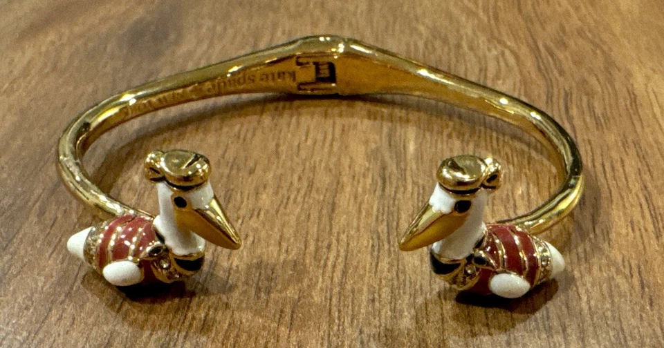 Brazalete Brazalete Kate Spade Nueva York Tono Dorado Taking Flight Pelícano Bisagra Abierta Foto 2 de 4