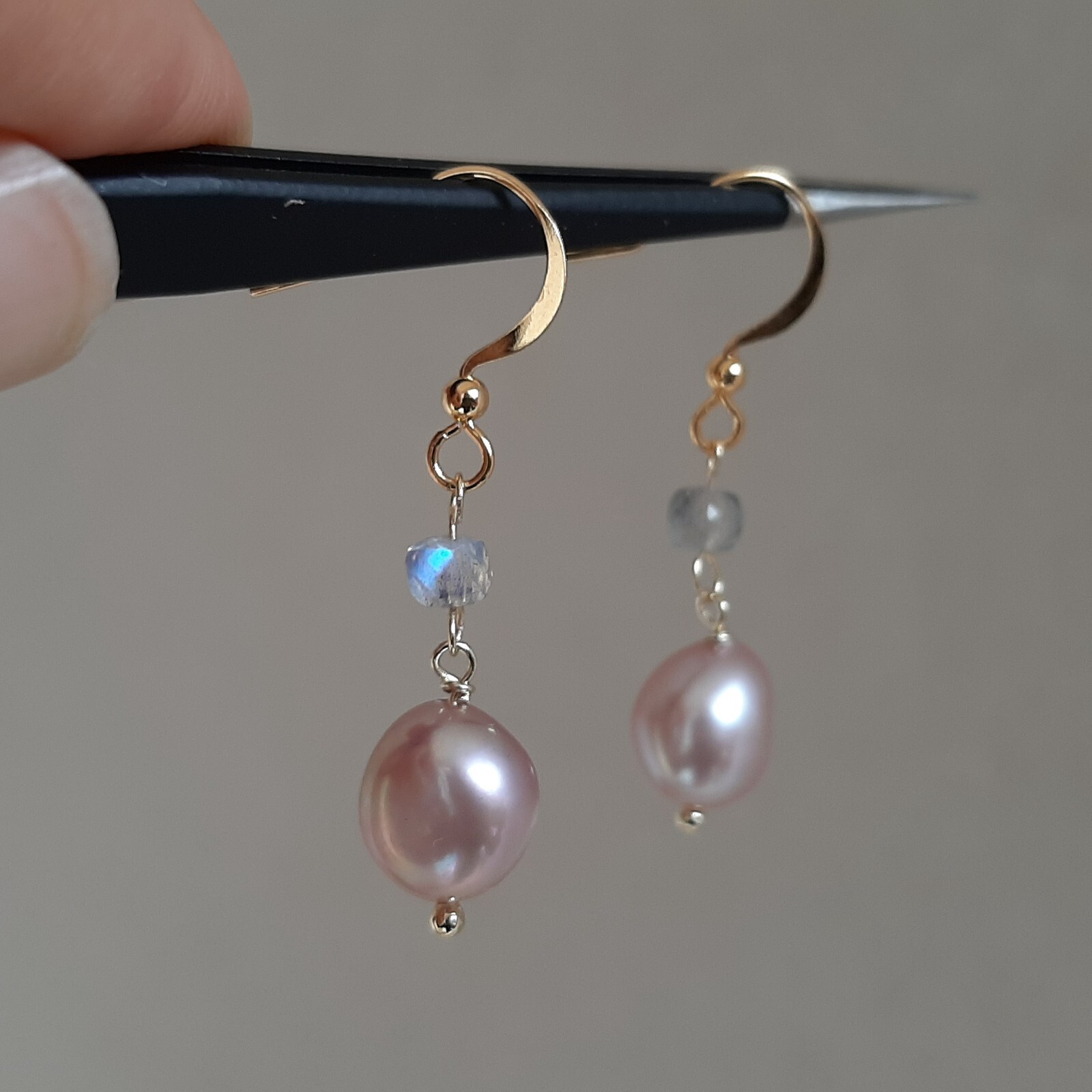 Dormeuses perles roses et labradorite parfaites pour vos soirées