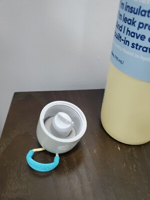 Owala FreeSip Water Bottle / 32oz / Keeps Drinks Cold For 24 Hours / Sunny Daze in Qatar Owala FreeSip Water Bottle / 32oz / Keeps Drinks Cold For 24 Hours / Sunny Daze in Qatar