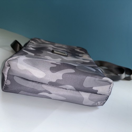 Baggallini Umhängetasche oder Schultertasche dunkel & hellgrau Camouflage Style Neu ohne Etikett - Bild 11 von 13