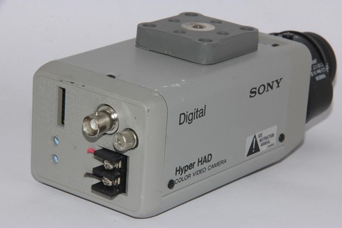 Sony SSC-DC14 Hyper HAD digitale Farbvideokamera mit Regenbogenobjektiv 3,5–8,0 mm - Bild 2 von 5
