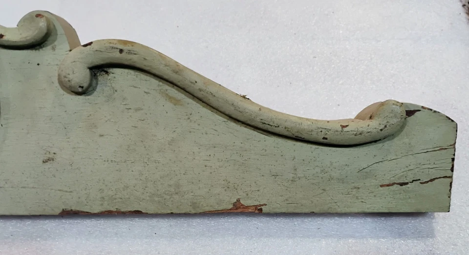 绿色绘画维多利亚式古董灰冠踏板带雕刻 24 3/4 x 5 英寸高 — 第 3/4 张图片