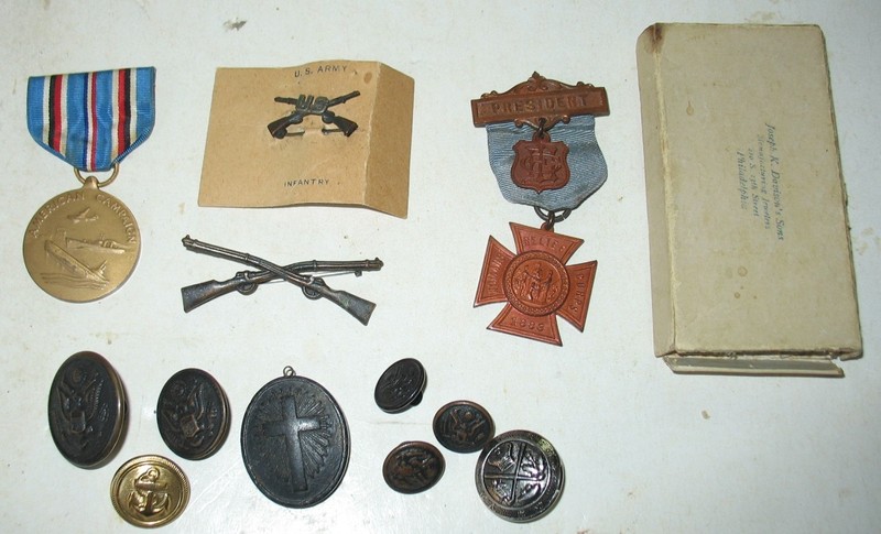 lot of Vintage WWI WWII US Military Medals Badges & Buttons