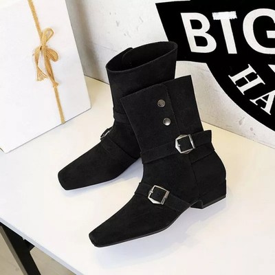 Damen Stiefeletten schwarz mit Schnallen und quadratischer Spitze im Retro-Design CF62115