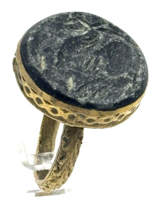Gravierter Messingring im römischen Stil mit dunklem Stein - UK Q1/2 - 23,6 mm - 10,58 g