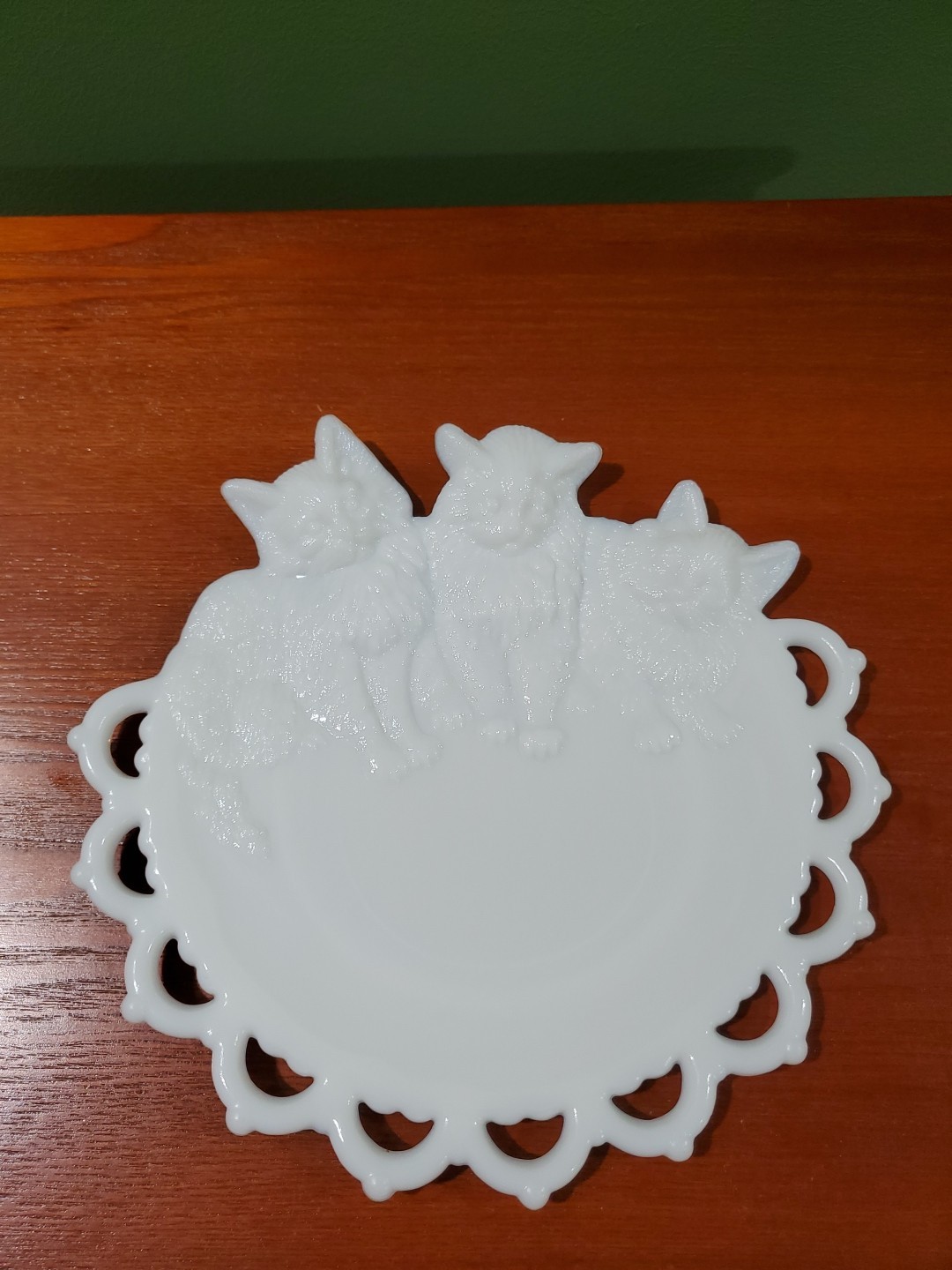 Vintage Westmoreland Milk Glass Cat Dish Plate with 3 Kittens in Excellent Condition  