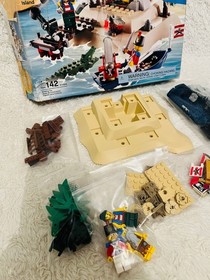 LEGO 6241 Pirates Loot Island Treasure Island Original Box Complete
