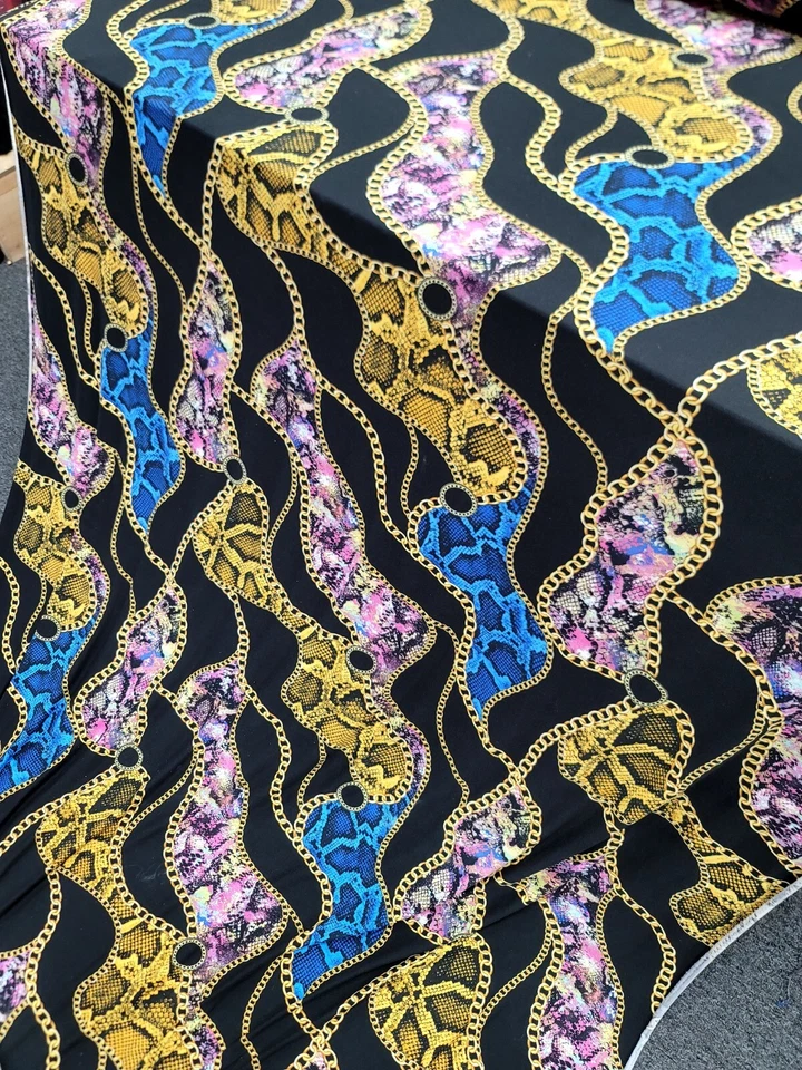 Tela tejida de spandex negra con estampado de animales de serpiente azul amarillo elástica por yarda rosa Foto 3 de 4
