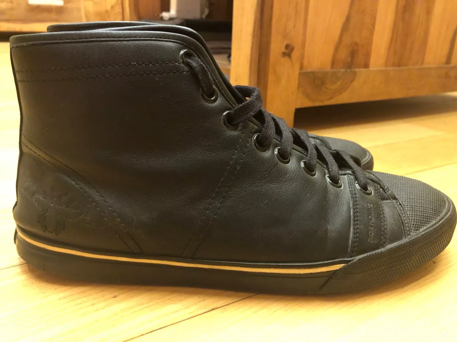 Baskets Dior Homme par Hedi Slimane AW2007 noires Hi Top B54 avec broderie abeille