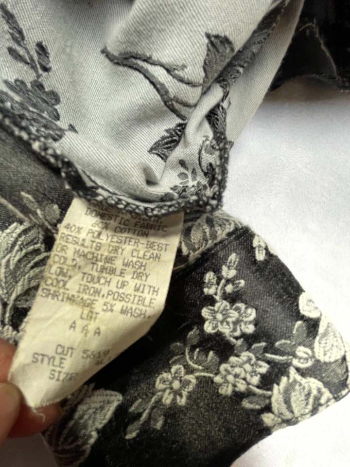 Chaqueta corta Karen Kane para mujer negra gris con estampado floral bolsillos medianos ligera Foto 4 de 4