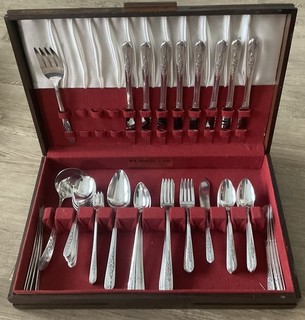 Oneida Nobility Plate Royal Rose Pattern 1939 78 Pieces Silverplate w/ Case