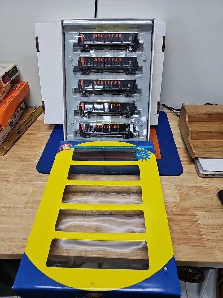 Athearn 94939 Sultran: SULX: 50’ Bathtub Gondola with load: 5 pack - Image 3 of 4