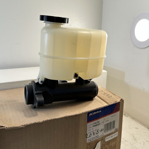 GM 18040236 For 2001-2002 Sierra 1500 Brake Master Cylinder 18043278 18048539 - Picture 3 of 10