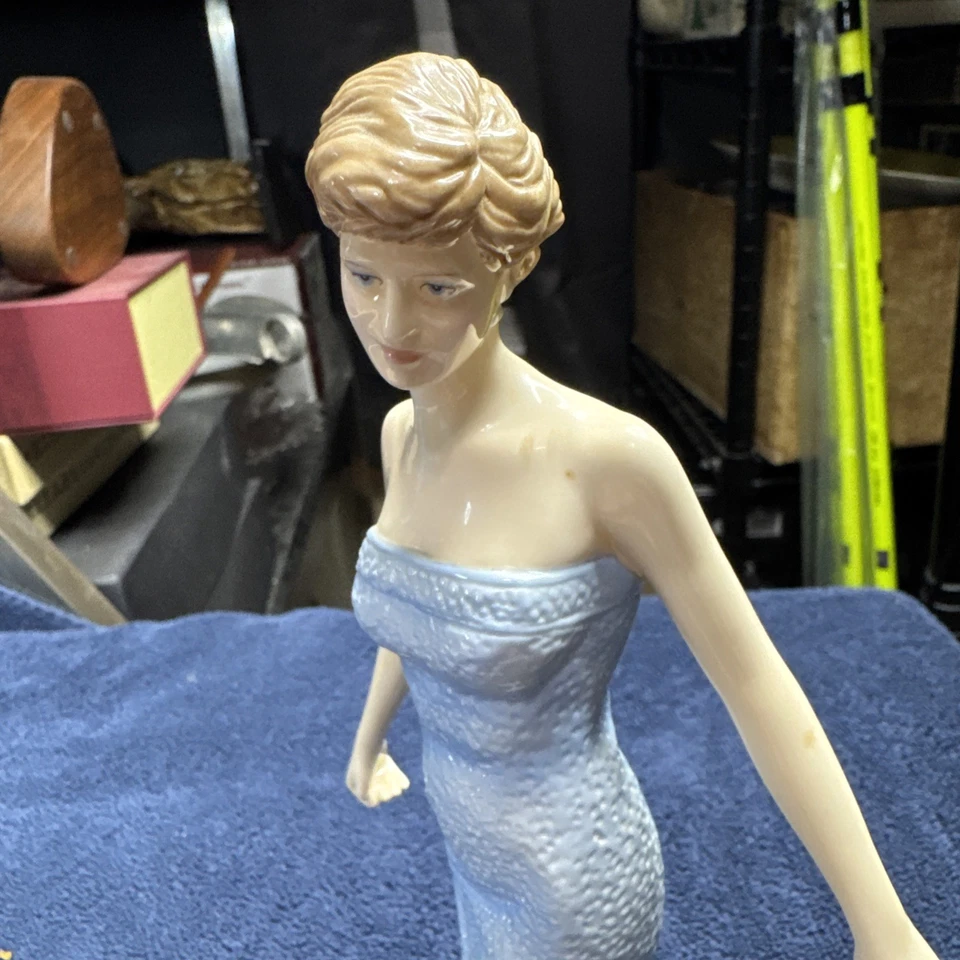 Royal Doulton Diana Princess of Wales HN 5061 Figurine Bone China - Image 2 of 4