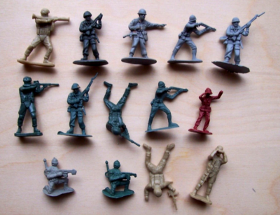 #ad 14 Toy Army Men Soldiers Plastic Tallest Are 2quot; $4.95