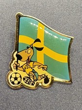 Vtg 1994 FIFA World Cup USA Sweden Striker Mascot Flag Pin Soccer Lapel Hat Pin
